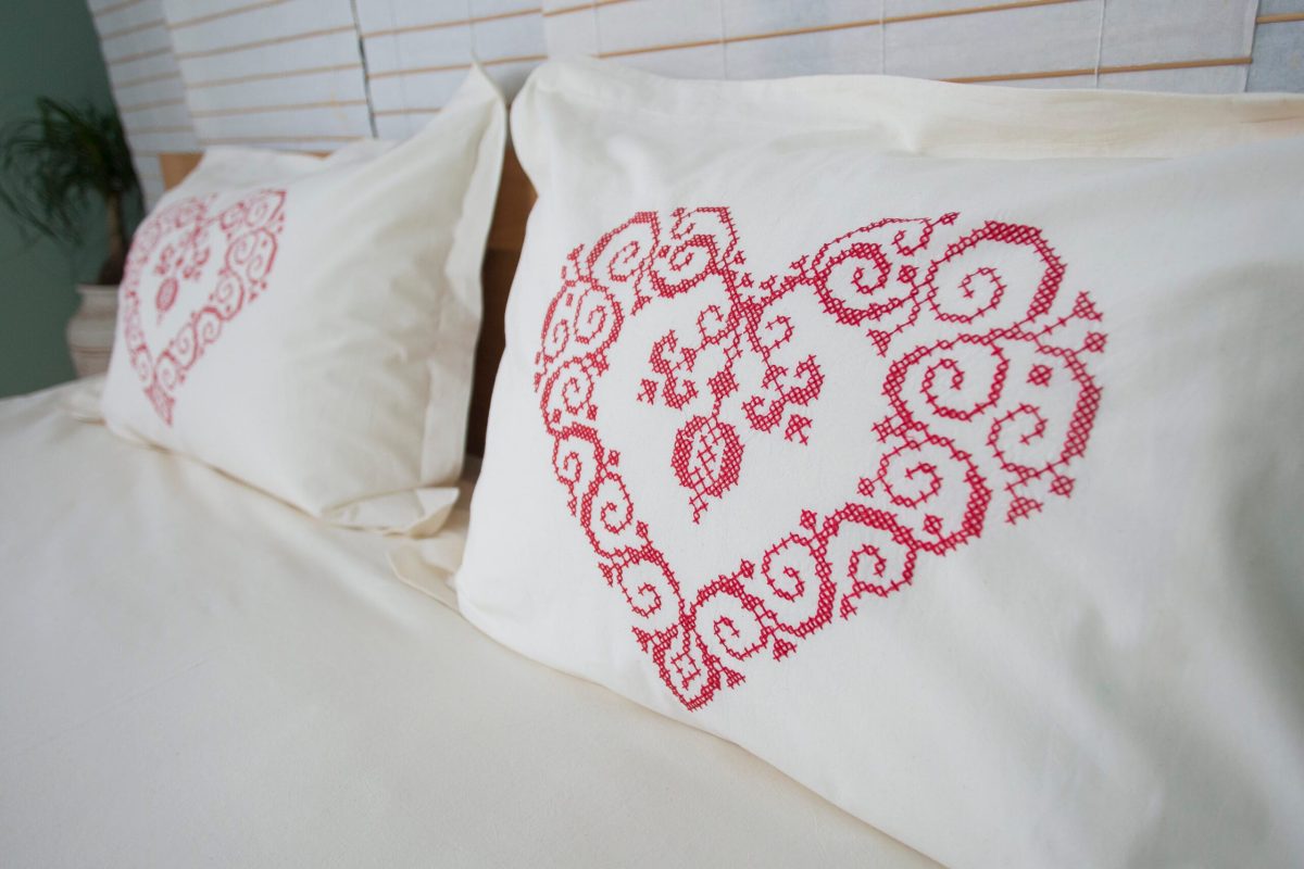 Lenjerie de pat albă premium, bumbac percale – broderie Inimă