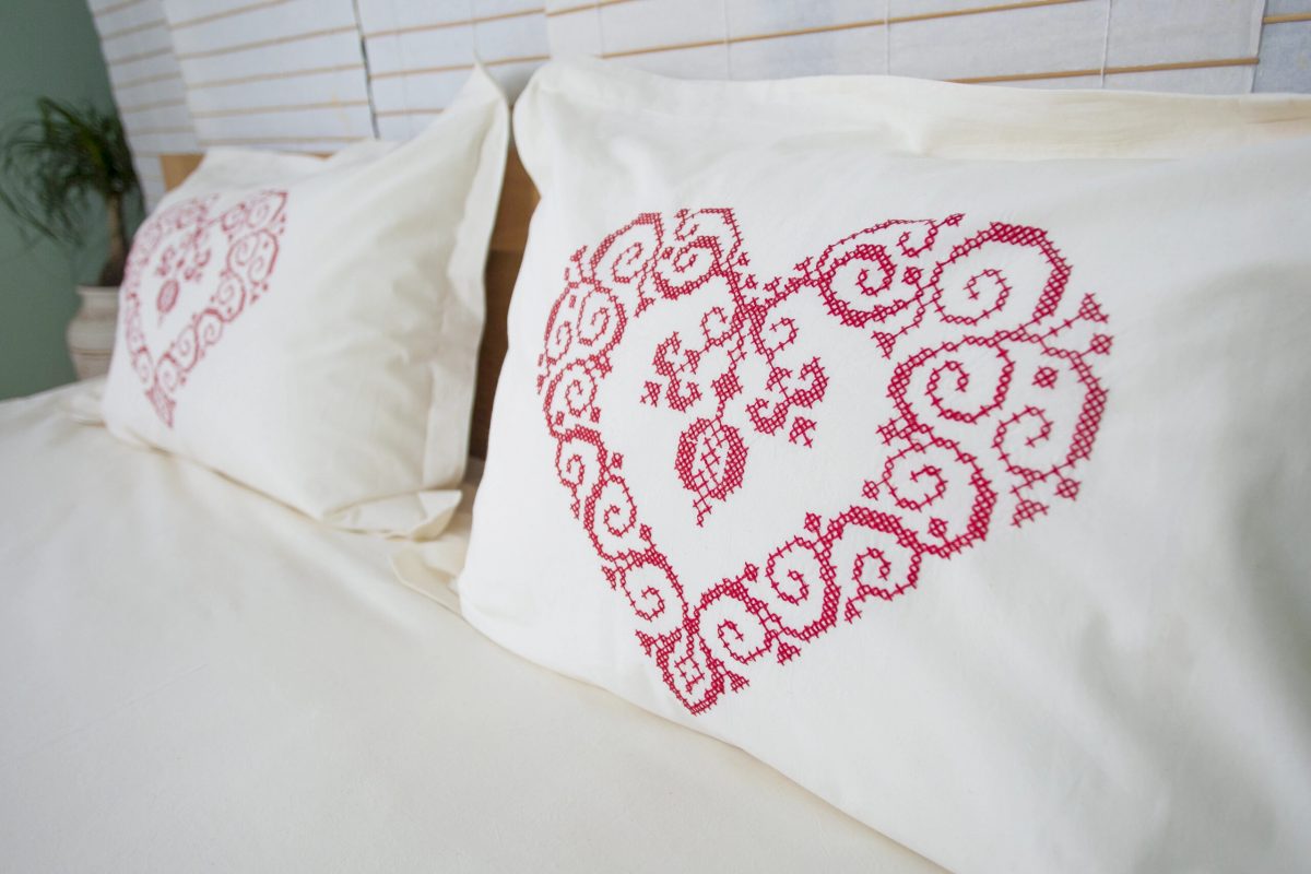 Pillow in 100% cotton bed linen with a traditional embroidered heart – before washing