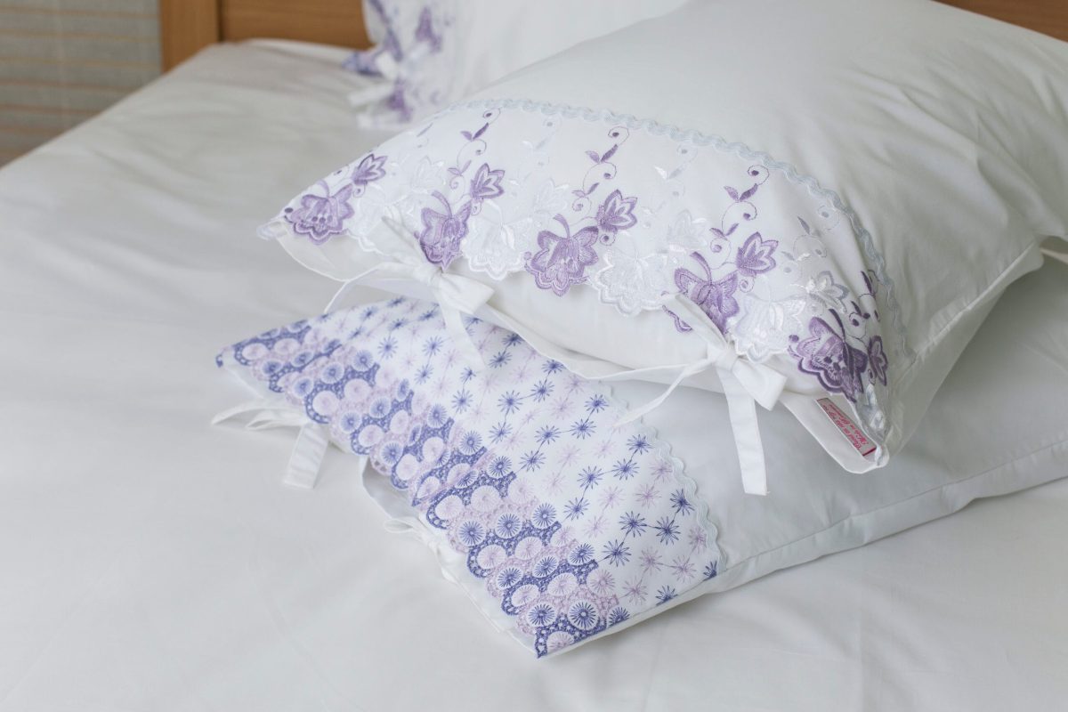 Premium white bed linen, percale – purple lace
