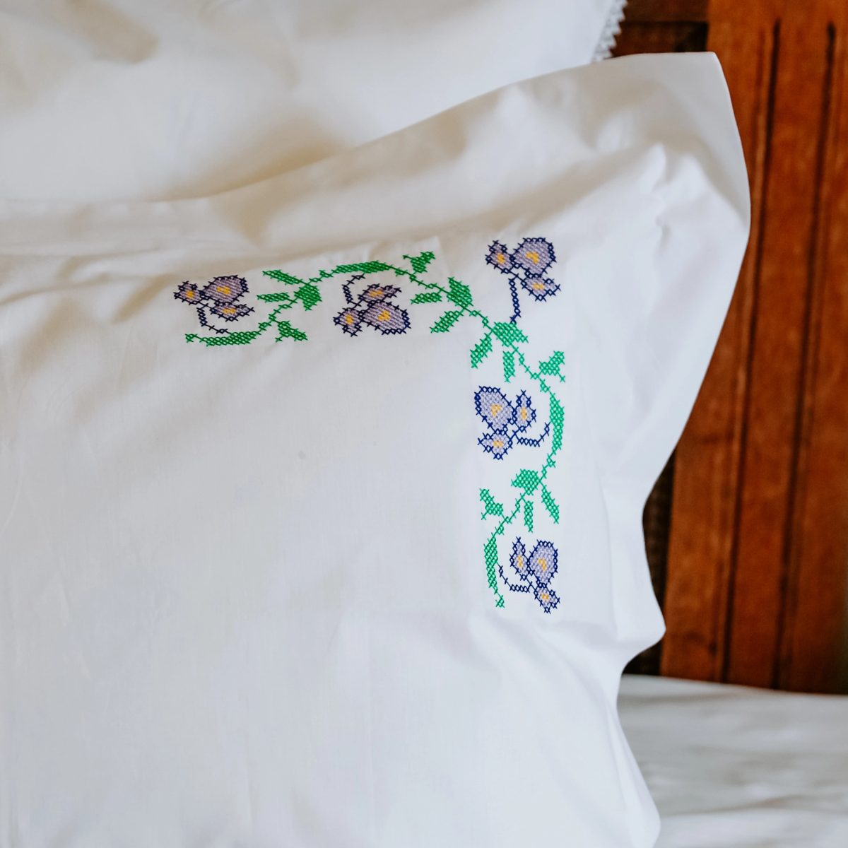 Bed linen with Iris embroidery