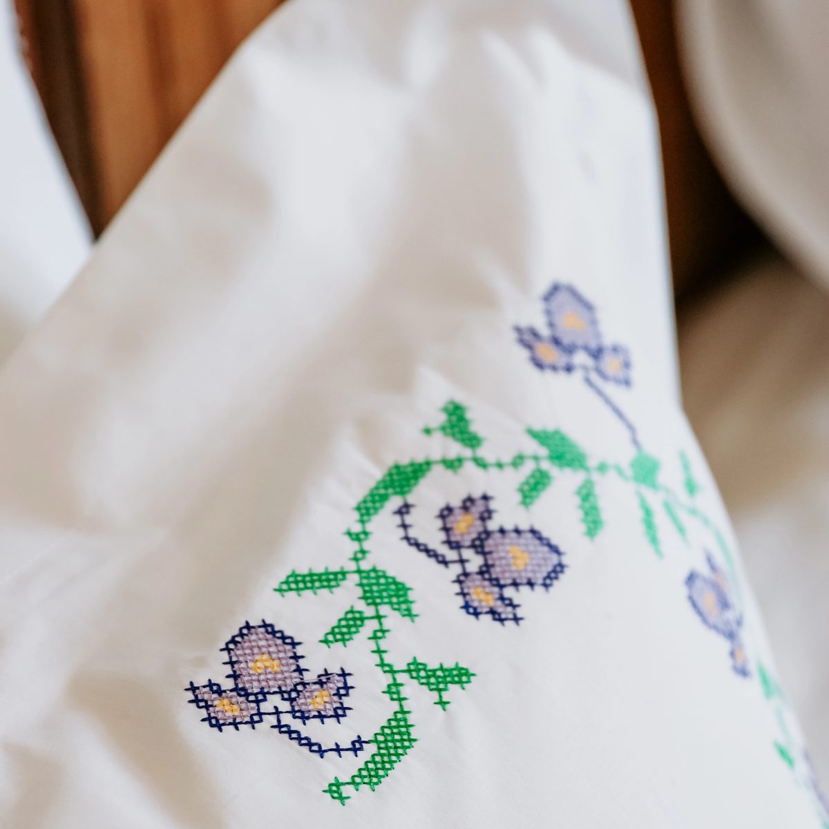 Bed linen with Iris embroidery – detail 7