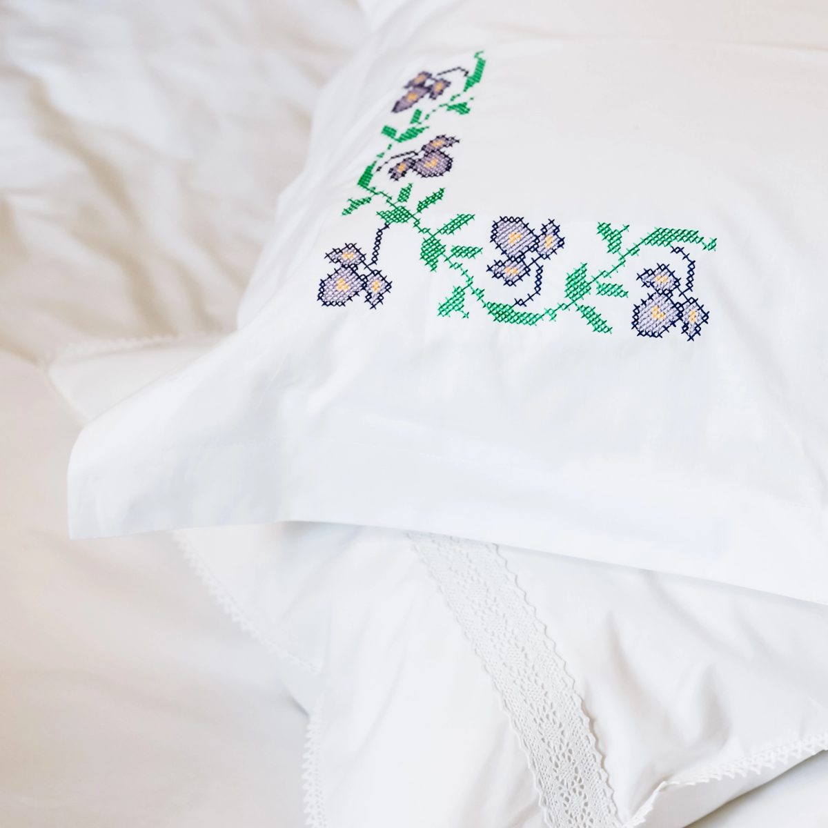 Bed linen with Iris embroidery – detail 5