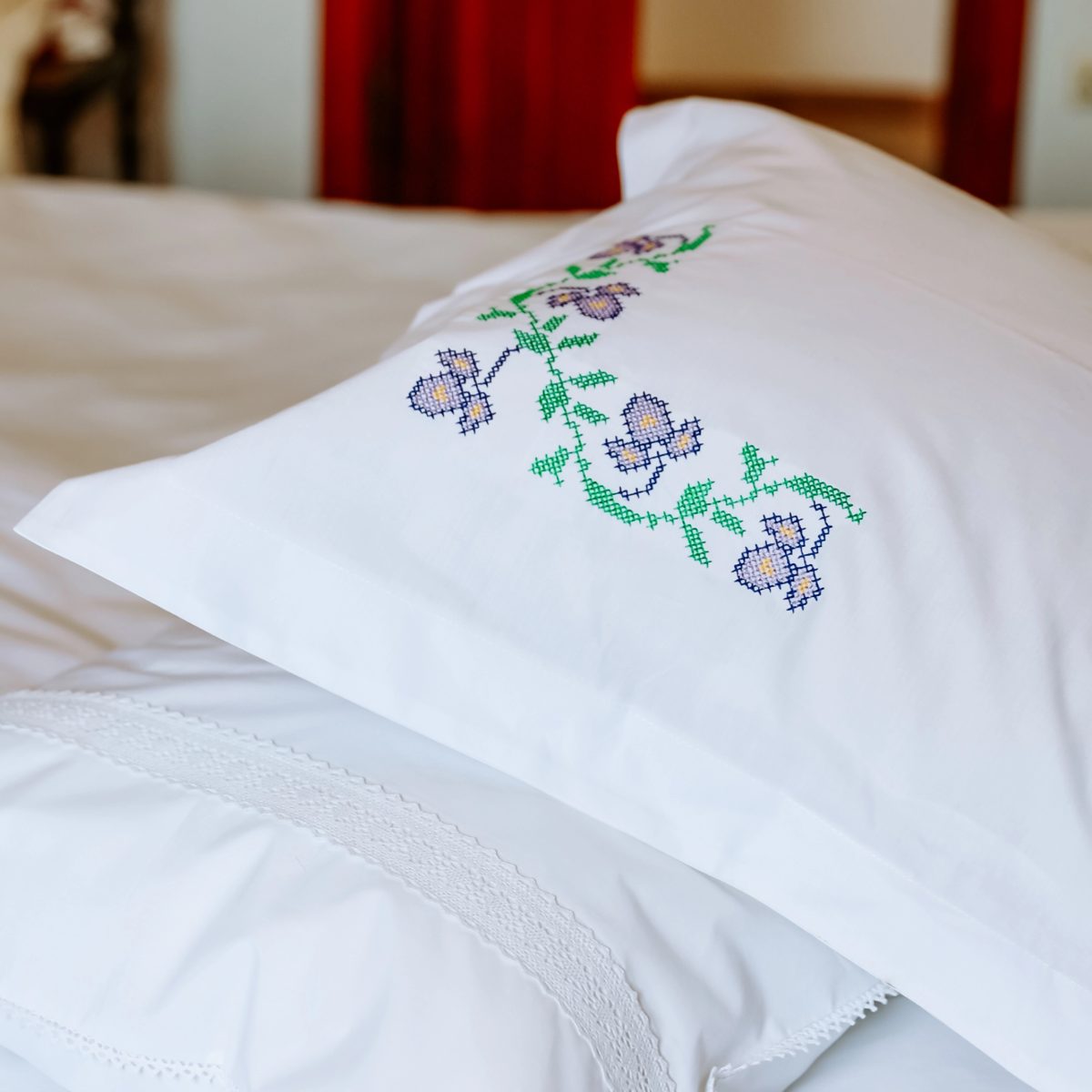 Set of 2 pillowcases – Iris embroidery