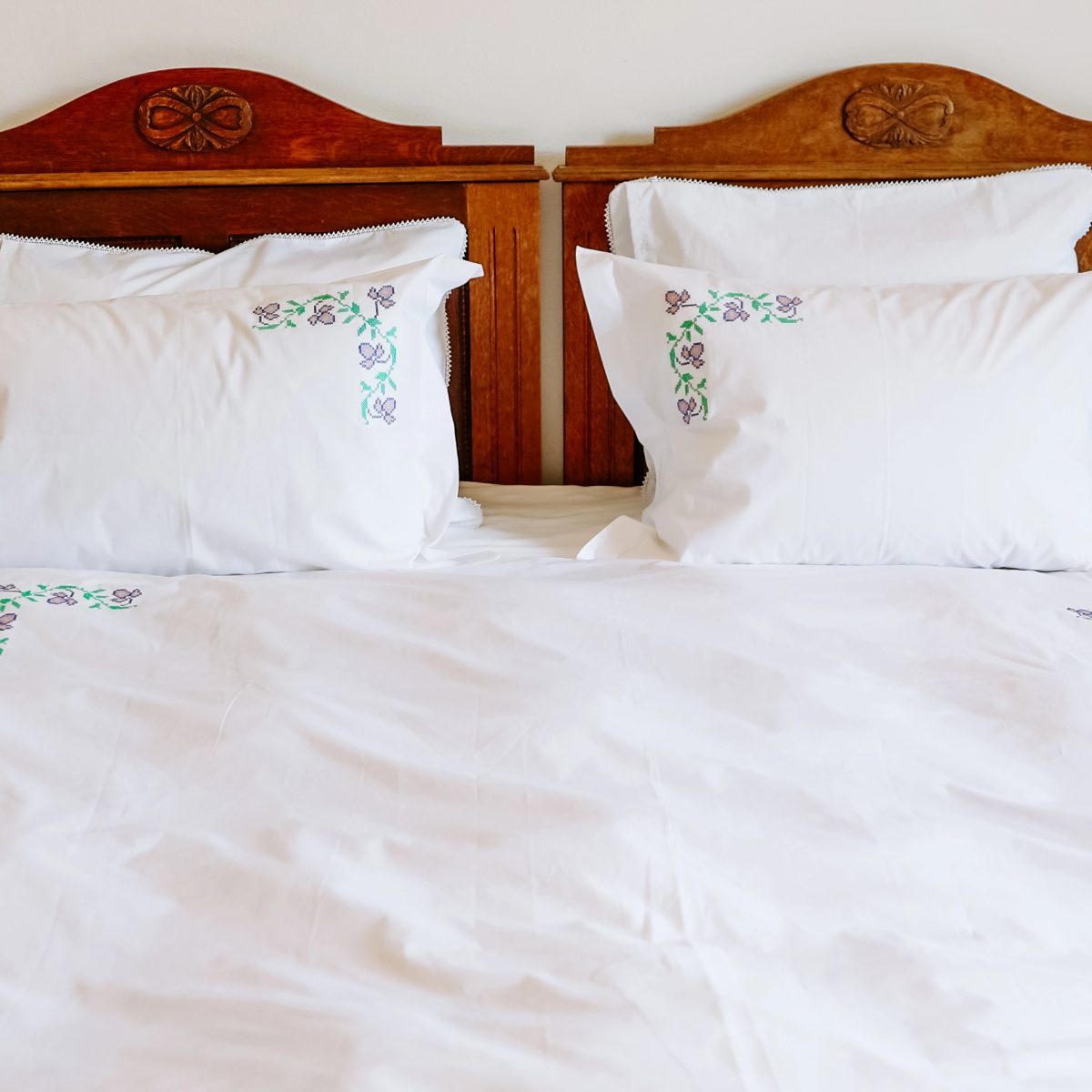 Bed linen with Iris embroidery – detail 3