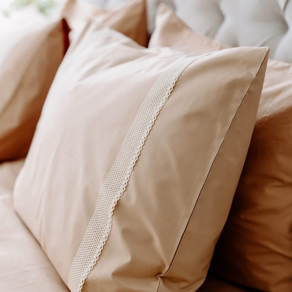 Lace-trimmed bed linen, percale – Peach Fuzz – detail 4