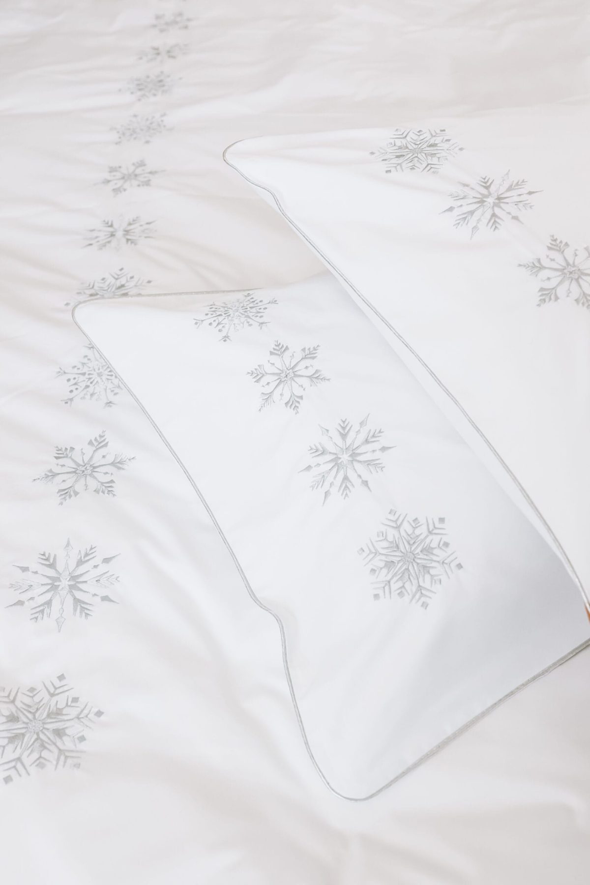 Set of 2 pillowcases – Silver Snowflakes embroidery