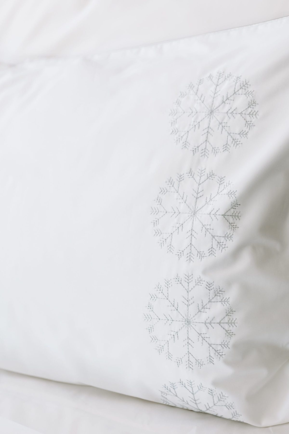 Set of 2 pillowcases – Snowflake embroidery