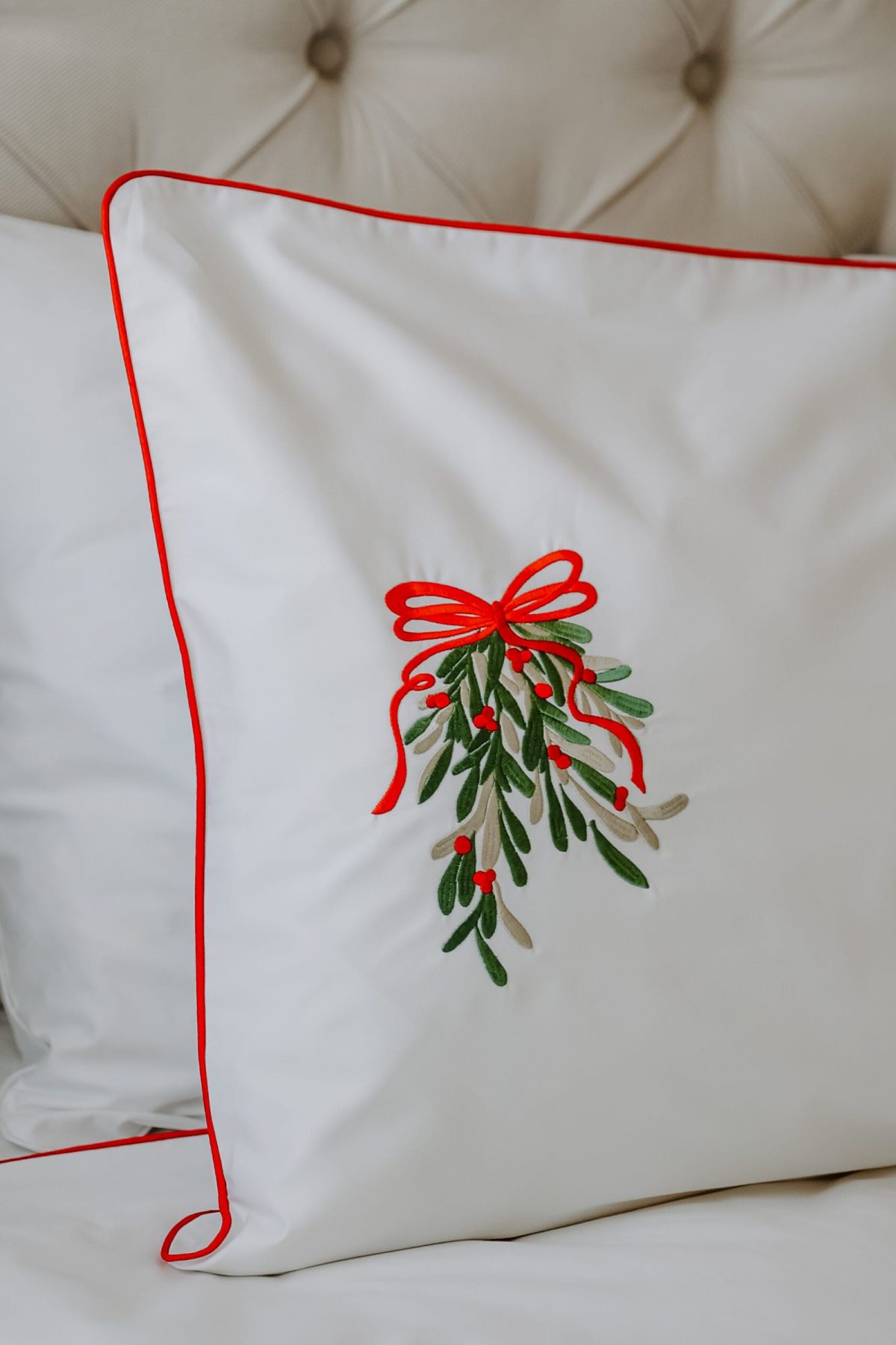 Premium white bed linen, percale cotton – Mistletoe Sprig embroidery – detail 5