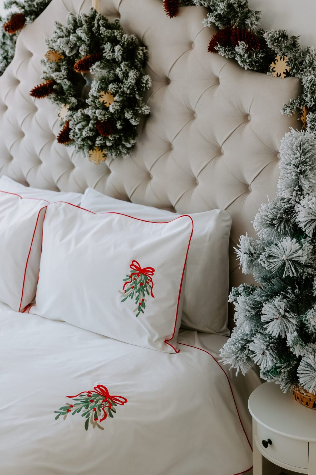 Set of 2 pillowcases – Mistletoe embroidery