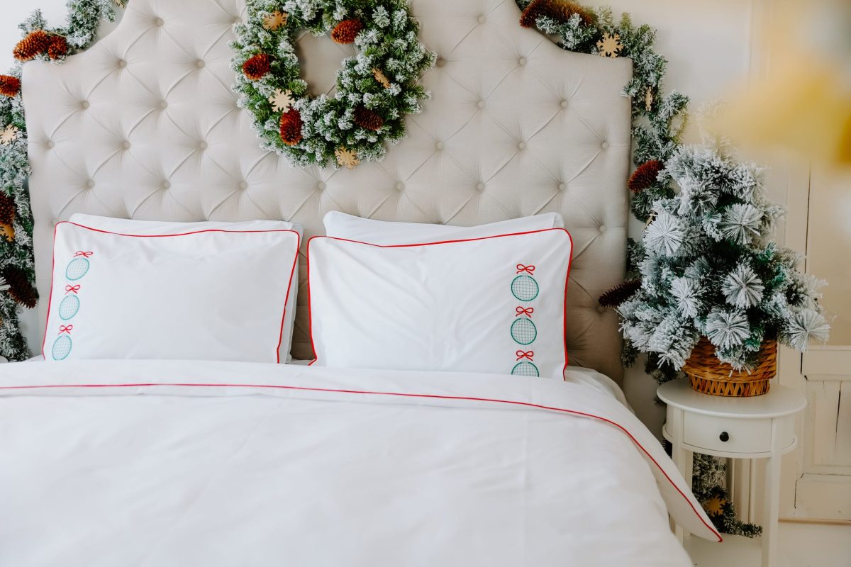 Premium white bed linen, percale cotton – Baubles embroidery – detail 5