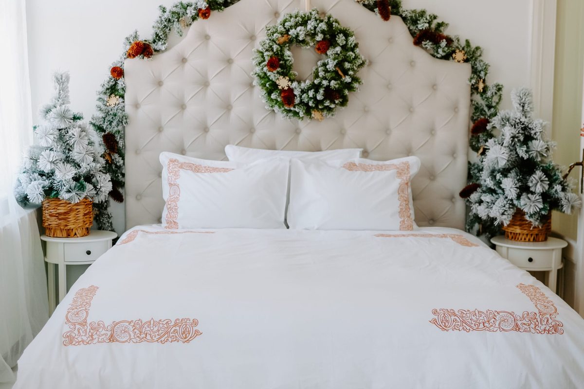Embroidered bed linen, Model 4, gold