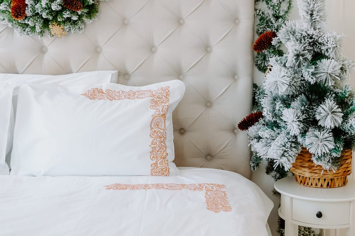 Embroidered bed linen, Model 4, gold – detail 4