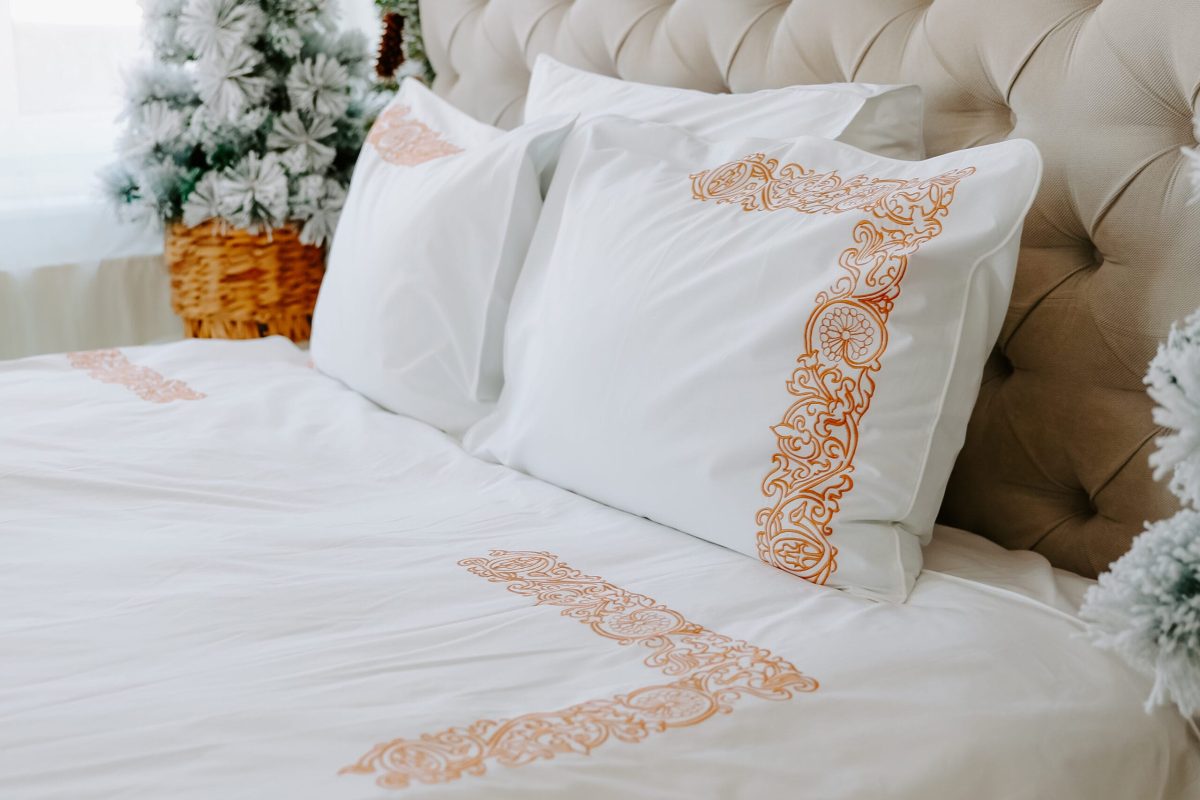 Embroidered bed linen, Model 4, gold – detail 3