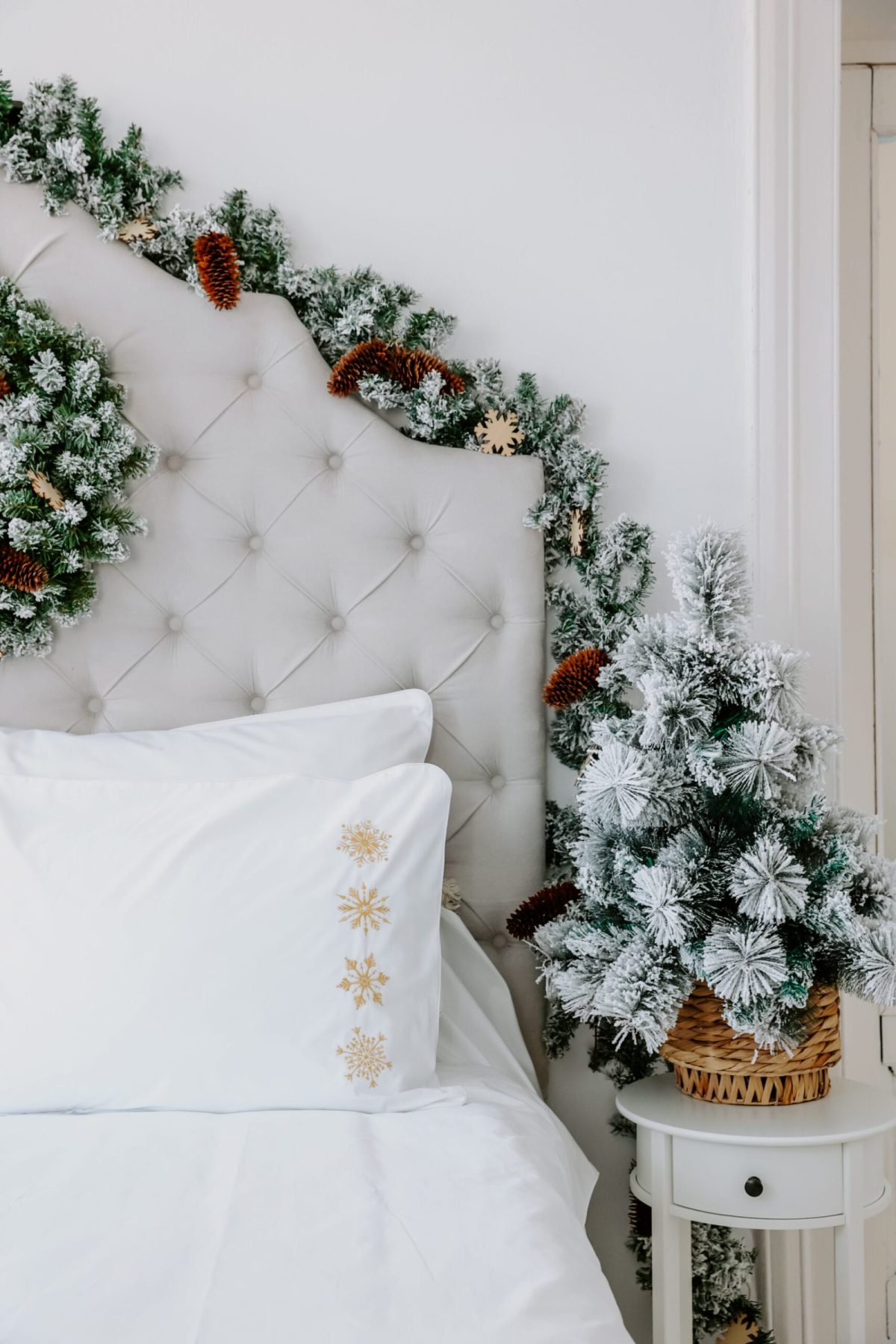 Premium white bed linen, percale cotton – Golden Snowflakes embroidery – detail 3