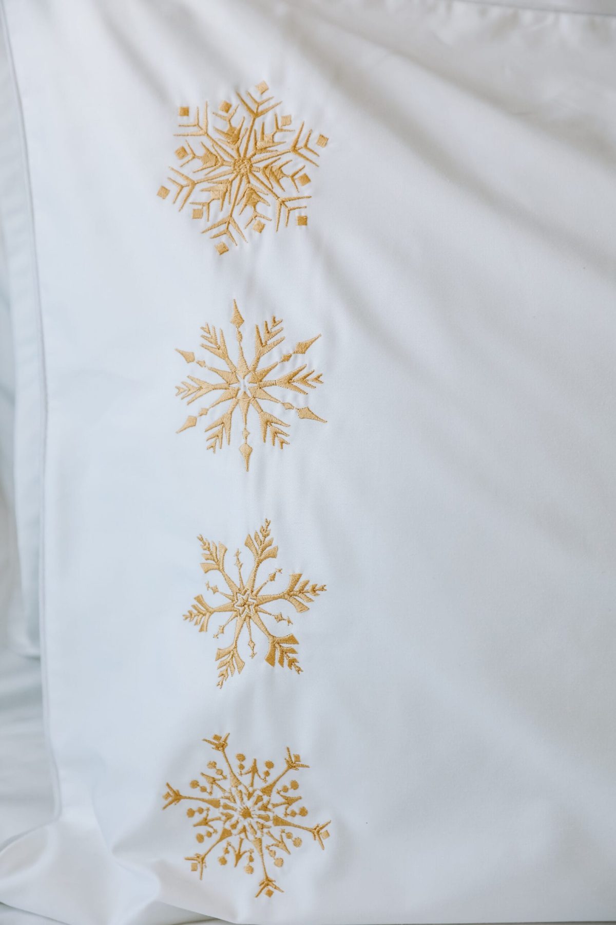 Set of 2 pillowcases – Golden Snowflakes embroidery