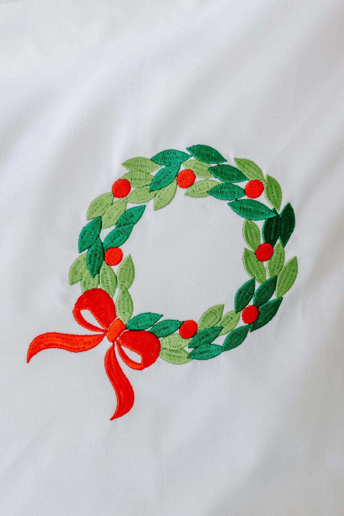 Premium white bed linen, percale cotton – Wreath embroidery – detail 3