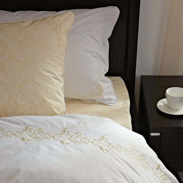 Lenjerie de Pat Albă Premium – Bumbac Percale – King Size – Broderie Golden